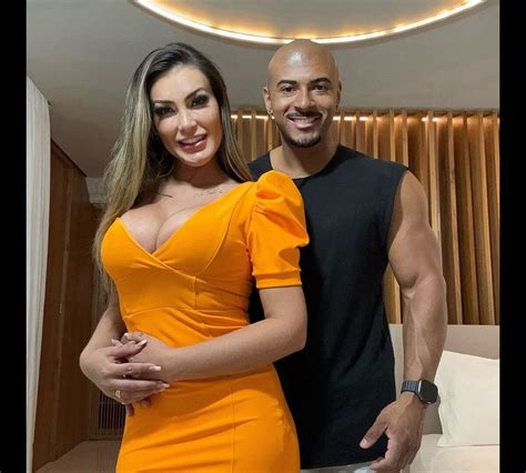 Andressa Urach posa nua ao lado do namorado para a Playboy